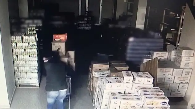 Markette kilolarca gıda malzemesi çaldılar