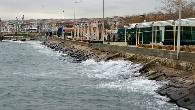 Marmara Denizi'nde ulaşıma poyraz engeli