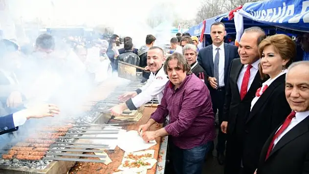 MHP Kurultayı'na katılanlara Adana kebabı
