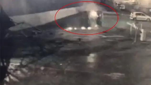 Midibüsün park alanına uçma anı kamerada