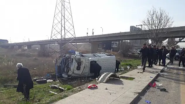 Minibüs hafriyat kamyonuyla çarpıştı: 17 yaralı