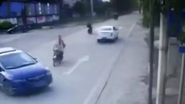 Motosiklet dönüş yapan araca böyle çarptı