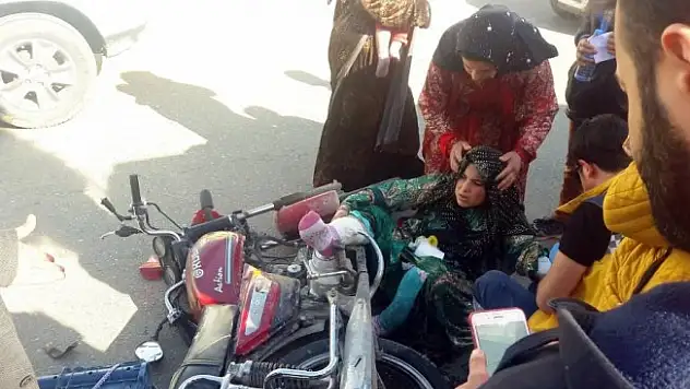 Motosikletin çarptığı kadının ayağına fren pedalı saplandı