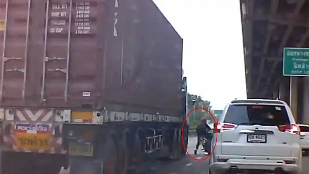 Motosikletli kamyonun altında can verdi.