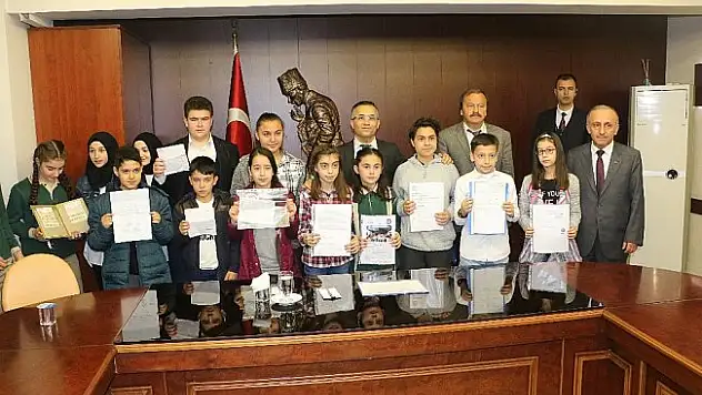 Öğrencilerden Mehmetçik'e 86 bin TL bağış