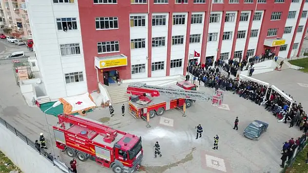 Öğrencilerin gözü önünde 3'üncü kattan aşağı atladı