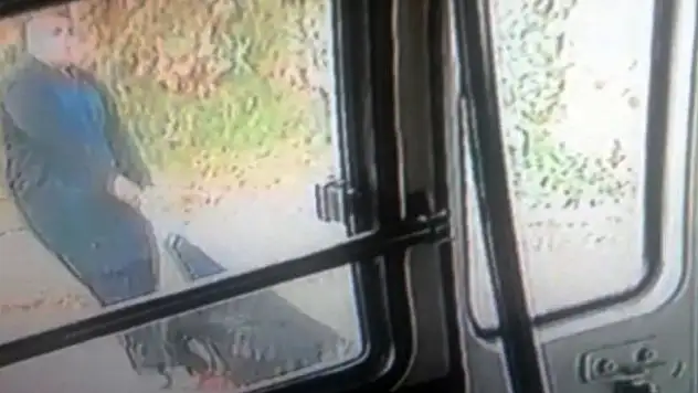 Öldürdüğü adamı böyle taşıdı