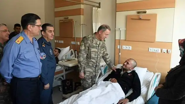 Orgeneral Akar'dan yaralı askerlere ziyaret