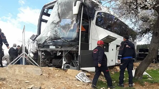 Otobüs elektrik direğine çarptı: 18 yaralı