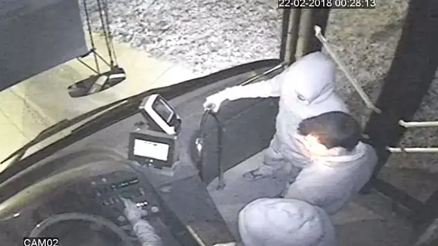 Otobüs kaçıran dört küçük kafadar İstanbul'u birbirine kattı