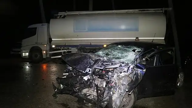 Otomobil kamyona çarptı: 2 ölü, 1 yaralı