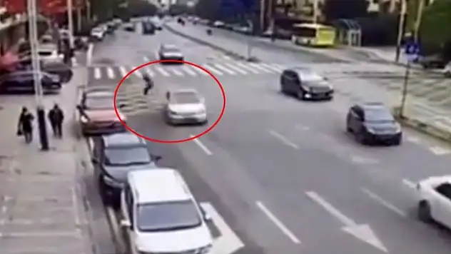 Otomobil metrelerce öteye fırlattı