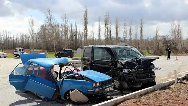 Otomobille minibüs çarpıştı: 2 ölü, 2 yaralı