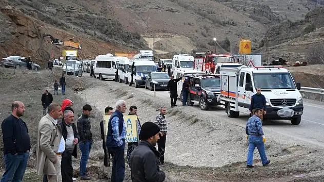 Otomobille tır çarpıştı: 3 ölü