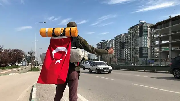 Otostopla vatani görevini yapmaya gitti