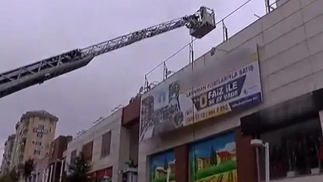 Pendik'te AVM'de yangın paniği