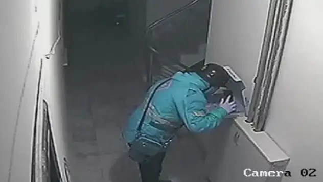 Pizzaya tüküren kurye güvenlik kamerasında