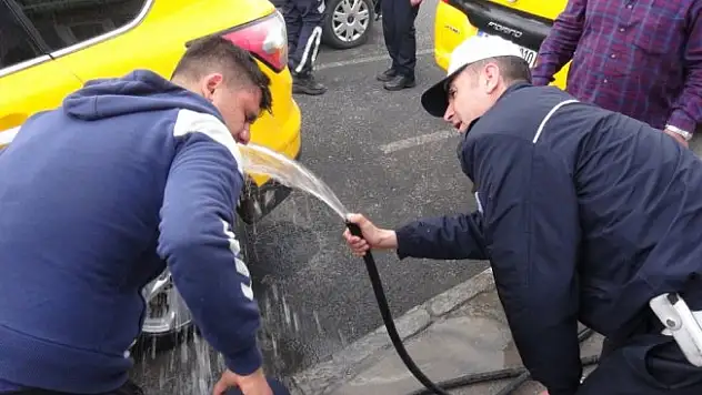 Polis önce biber gazı sıktı, sonra yüzlerini yıkadı