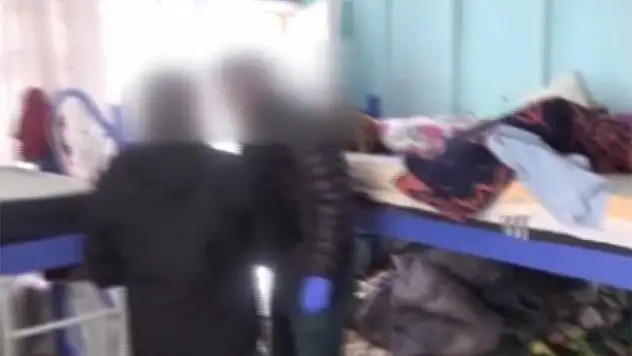 Polis sürgülü 7 çelik kapı ile karşılaştı