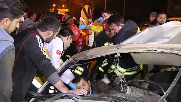 Polisten kaçarken kaza yaptı, araçta sıkıştı