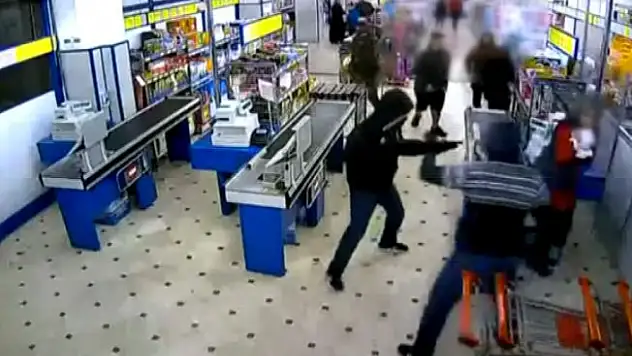 Pompalı tüfekli palalı soygun kamerada