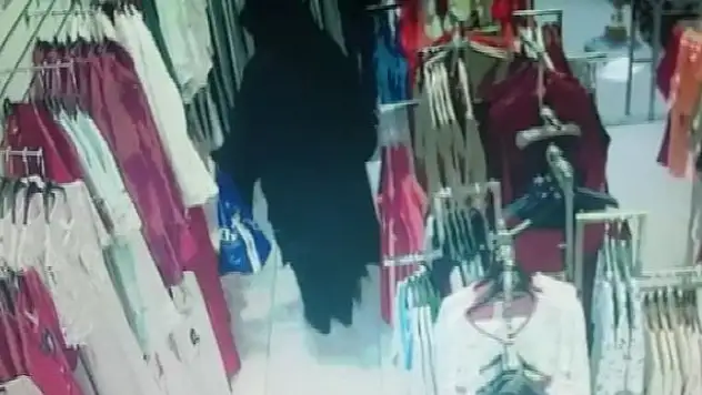Poşetli pijama hırsızı kamerada