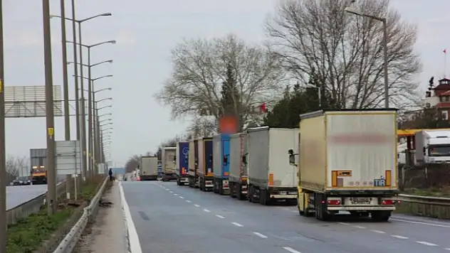 Rekor tır kuyruğu azalmaya başladı: 20 kilometre