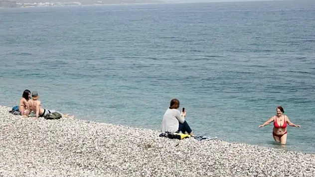 Rus ve İranlı turistler plajlara indi