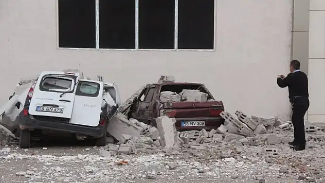 Rüzgar nedeniyle duvar çöktü, araçlar hurdaya döndü