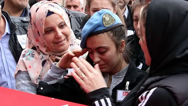 Şehit babaya kızından asker selamı
