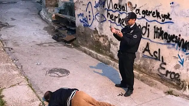 Sokak ortasında ceset bulundu, polis başında dua etti