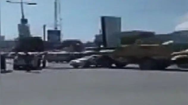 Somali'de askeri araç otomobili böyle sürükledi