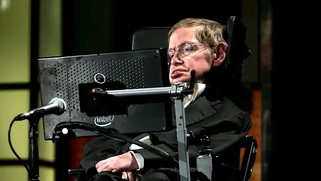 Stephen Hawking hayatını kaybetti