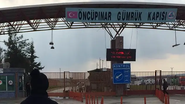 Suriyeli annenin gözü sınır kapısında