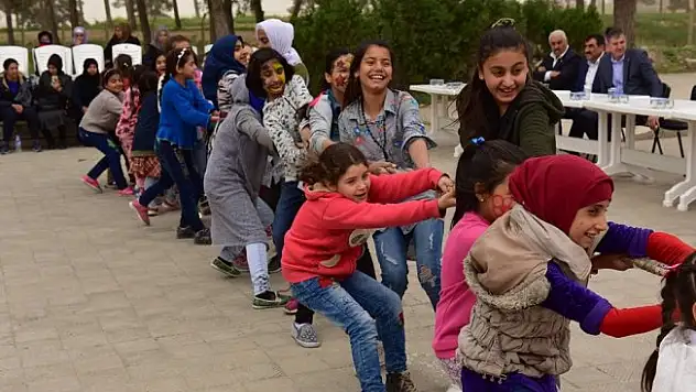 Suriyeli yetimler doyasıya eğlendi