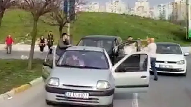 Sürücülerin bijon anahtarlı kavgası kamerada