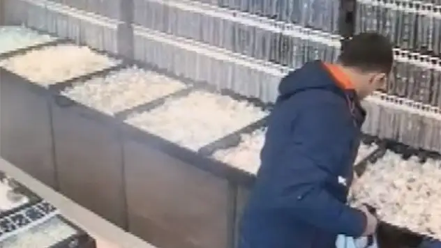 Takıları böyle cebine attı