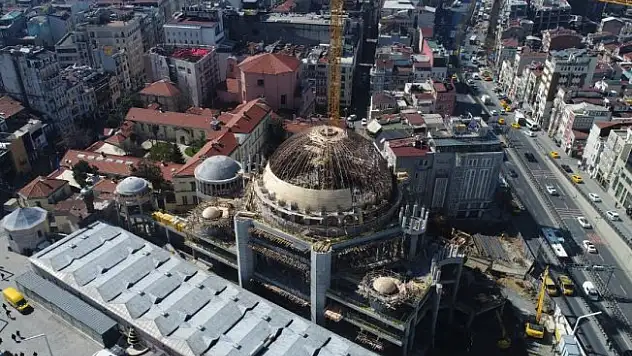 Taksim Camisi'nin ana kubbesinde sona doğru