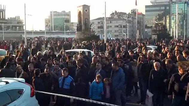 Taksim'den silah sesleri yükseldi