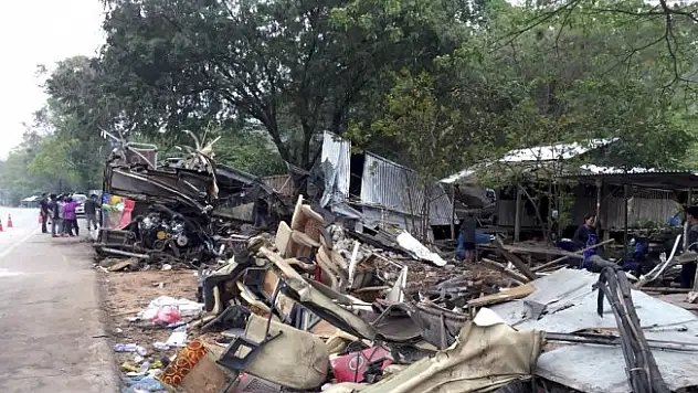 Tayland'da tur otobüsü kaza yaptı: 18 ölü, 33 yaralı