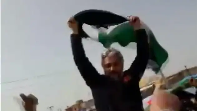 Tel Rıfat halkı Türk polisini omzunda taşıdı
