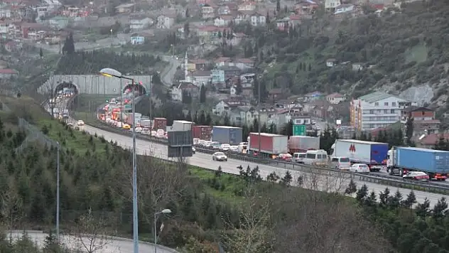 TEM'de zincirleme kaza trafiği kilitledi