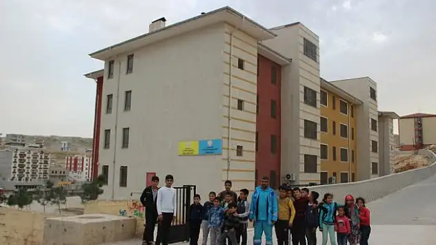 Temizlik işçisi buldu: Okul yoluna tuzaklanmış...