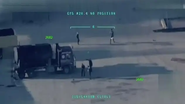 Teröristler Afrin şehir merkezinde araçları yakıyor