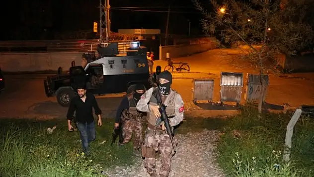 Tren hattı yanında yakılan ateş polisi alarma geçirdi