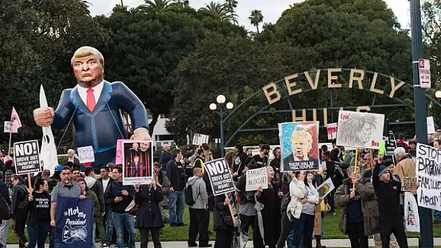 Trump Kaliforniya'da protesto edildi