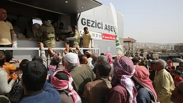 TSK Afrin'de sıcak yemek dağıttı