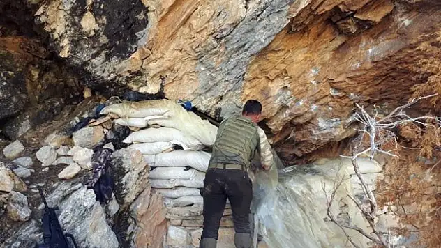 Tunceli'de 2 sığınak imha edildi