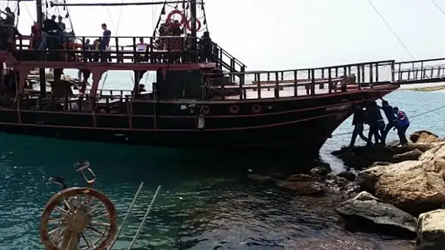 Tur teknesi kayalıklara çarptı