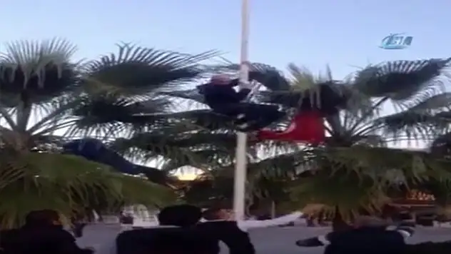 Türk bayrağını indirmek isteyen şahsa linç girişimi